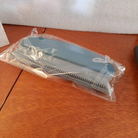 NEW Bag ! Qbily Pet Hair Remover 3 Pcs Set Reusable Portable Carpet Scraper - Picture 2 of 4